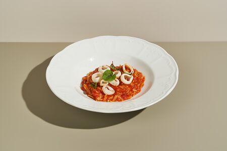 Орзо с томатами и кальмаром