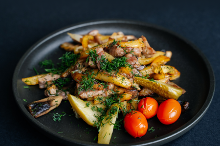 Жареный картофель со свининой и шампиньонами