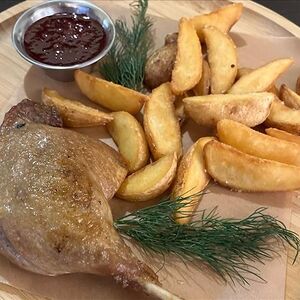 Утиная ножка с брусничным соусом и картофельными дольками