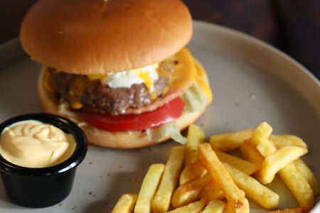 Бургер с яйцом и ветчиной