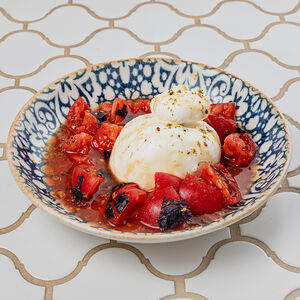 Буррата с томатами