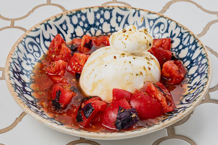 Буррата с томатами