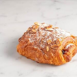 Слойка с шоколадом и миндальным кремом