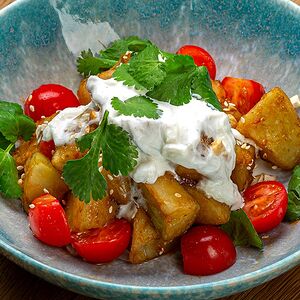 Тёплый салат с хрустящими баклажанами, помидорами и творожным сыром