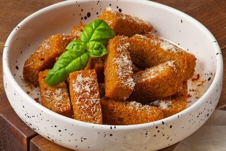 Фирменные сухарики к пиву с соусом тартар