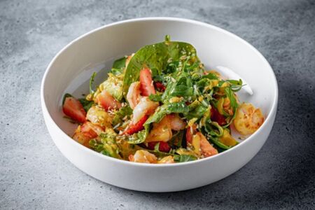 Салат с креветками и соусом амба