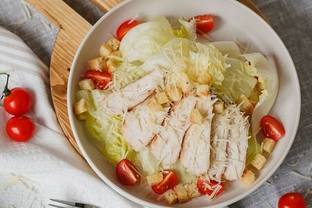 Салат Цезарь с курицей