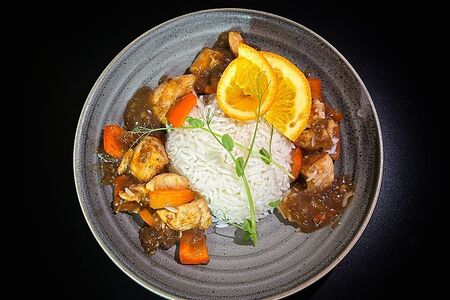 Курица в апельсиновом соусе и рисом