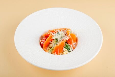 Тальятелле с брокколи и форелью слабого посола