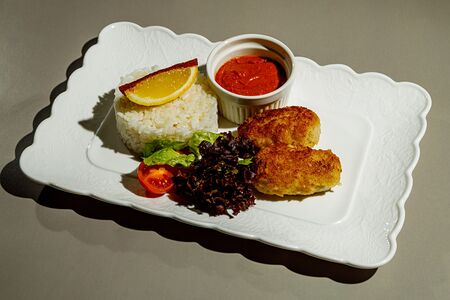 Биточки куриные с рисом и соусом карри