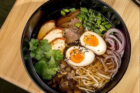 Суп Рамен шой с томленой говядиной и цыпленком