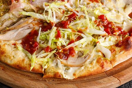 Пицца с копченой курицей, халапеньо и солеными огурцами