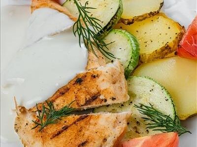 Филе цыпленка с печеными овощами и сливочным мусом