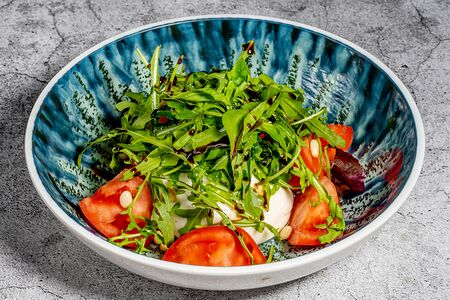 Буррата со сладкими томатами