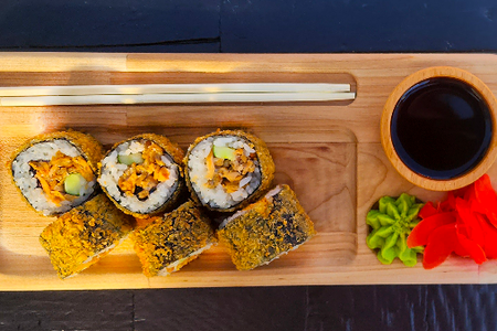 Теплый ролл с жареным лососем