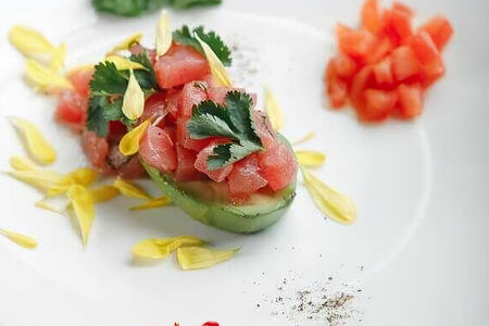 Тартар из тунца Лойн с авокадо