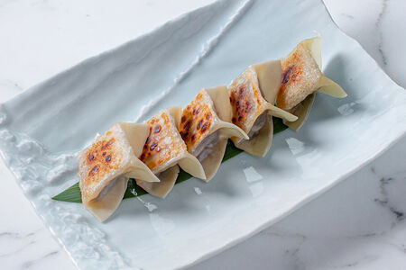 Жареные гедза с вагю и зеленым луком