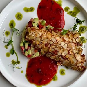 Дорадо в миндале с тартаром из авокадо, клубники и мяты