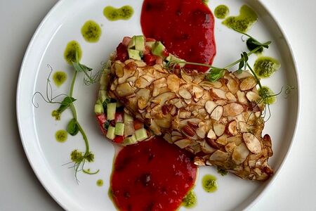 Дорадо в миндале с тартаром из авокадо, клубники и мяты