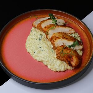 Куриное филе на подушке из сливочной пасты