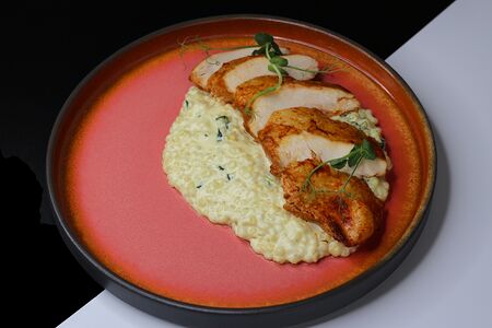 Куриное филе на подушке орзо