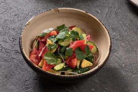 Фермерский салат из свежих овощей с авокадо