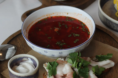 Борщ с домашним салом и сметаной