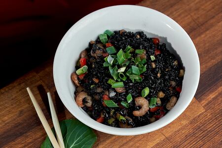 Черный рис с креветками