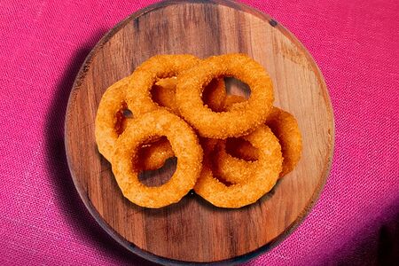 Луковые кольца с медово-горчичным соусом