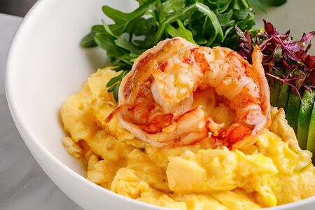 Скрембл с лангустинами, авокадо и руколой