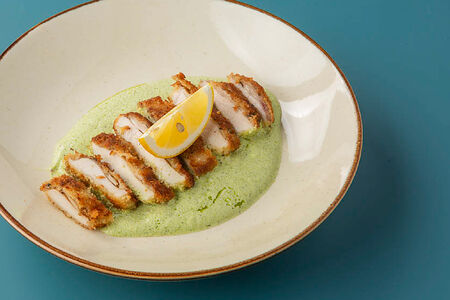 Куриный шницель с соусом тартар из местных трав