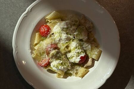 Папарделли в соусе а-ля песто с курицей и сыром страчателла