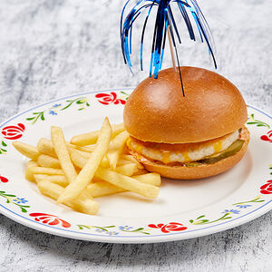 Бургер с куриной котлетой и картофелем фри