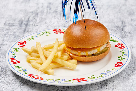 Бургер с куриной котлетой и картофелем фри