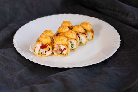 Запеченный ролл Цезарь