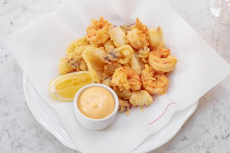 Фритто мисто из хрустящих морепродуктов с айоли