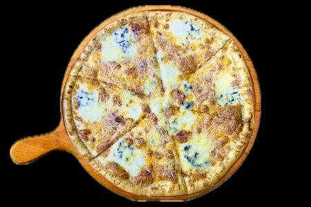 Пицца Четыре сыра на традиционном тесте