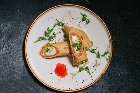 Рулетики из лосося 