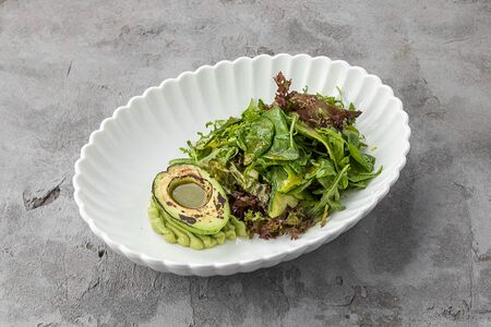 Зеленый салат с авокадо и соусом цитронет каламанси