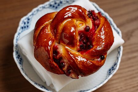 Сдобная булочка с марципаном и клюквой