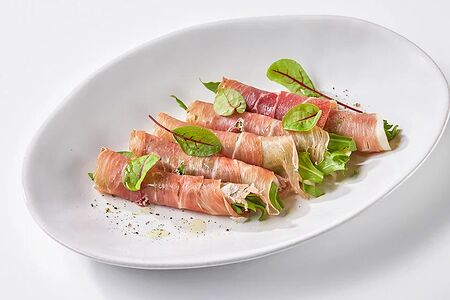 Рулеты из пармы с руколой