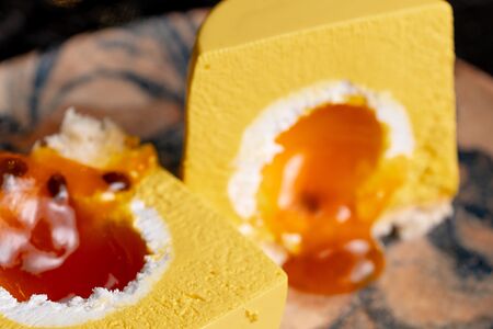 Муссовое пирожное Манго-маракуйя