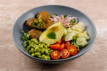 Зеленый салат с фалафелем