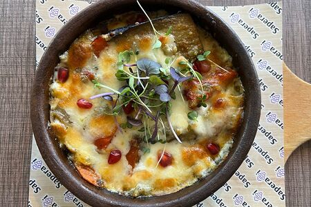 Аджапсандали, запеченное под сырной шапкой