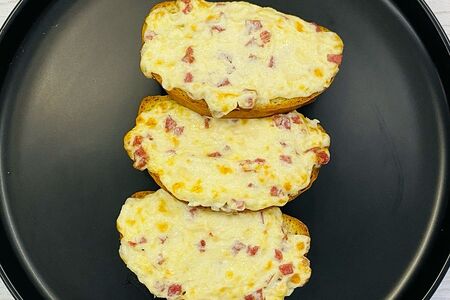 Запечённые гренки с сыром и охотничьими колбасками