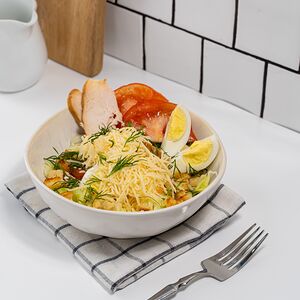 Салат с курицей и зеленью