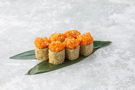 Ролл темпура с острым лососем