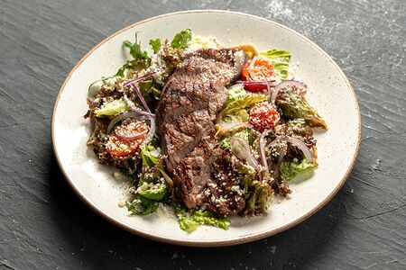 Стейк-салат из мраморной говядины с томатами и вешенками
