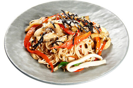 Вок с кальмаром и овощами