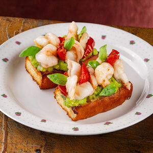 Брускетты с гуакамоле, креветками и печеными томатами